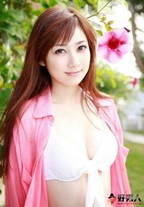 26火车上的美女一边给男友打电话一边给我封面