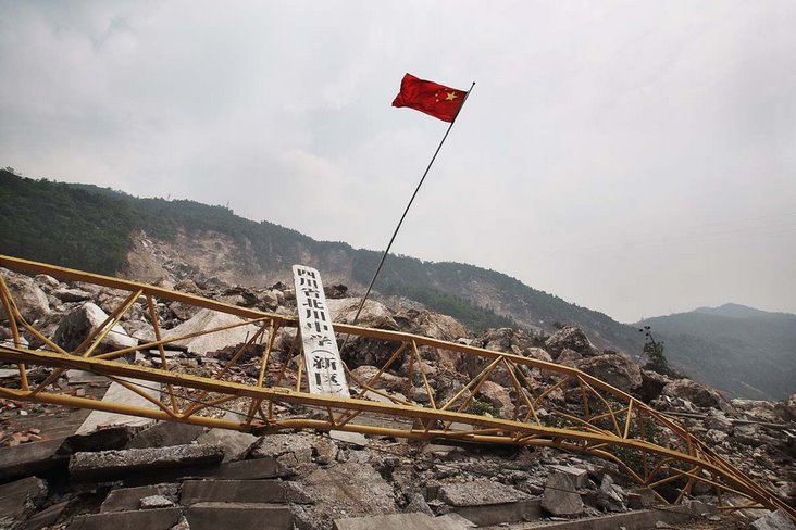 灾区前线的纯情经历战地阳光封面